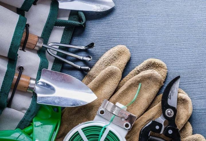 Outils de paysagement, gants et sécateur